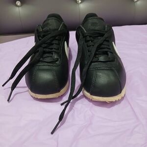 Nike Cortez womens size 7 black and white sneakers 2023